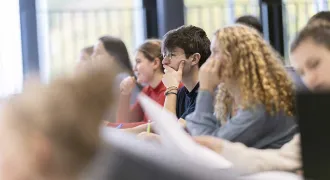 Des lycéens dans une classe écoutent un cours