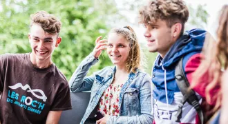 Des élèves en train de discuter.