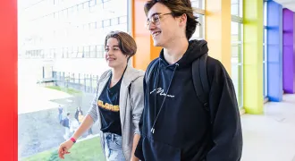 Deux lycéens se baladant dans des couloirs.