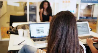 Une femme est en entretien avec deux personnes