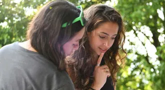 Deux élèves se parlent l'air interrogatif