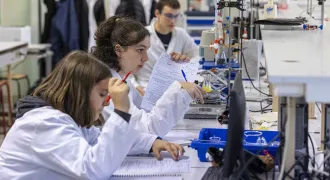 3 lycéens travaillent dans un laboratoire de sciences