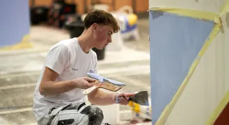 Un élève à la Compétition des métiers.