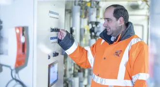 Un économie de flux en veste de sécurité règle un équipement