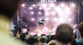 Des spectateurs devant une scène du festival Art Rock