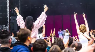 Le public applaudit devant une scène en plein air