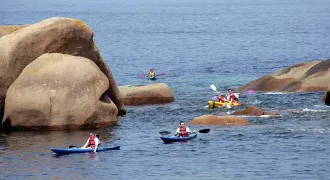 Des kayakeurs sur l'eau entre les rochers de Ploumanac'h