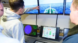 Des lycéens s'exercent sur un simulateur de navigation
