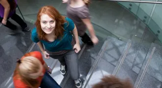 Étudiante qui s'arrête dans un escalier