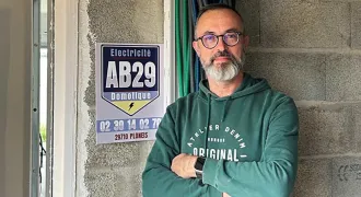Portrait de Bruno Aubard devant un mur