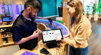 Un serveur montre à une femme comment montre la tablette du restaurant
