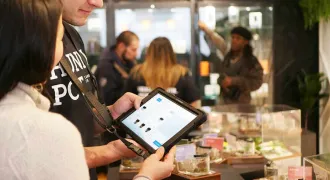 Un stagiaire regarde une tablette avec sa maître de stage
