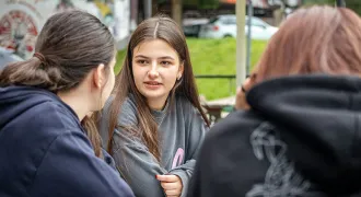 Des collégiennes discutent.