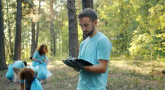 Des volontaires ramassent des déchets dans une forêt