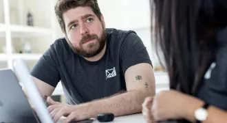 Deux personnes discutent à une table 