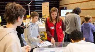 Jeunes sur un salon découverte des métiers