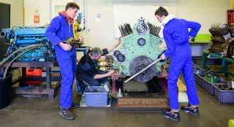 Elèves en atelier dans un lycée maritime