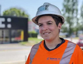 Portrait d'Élyse Brouillon, conductrice de travaux