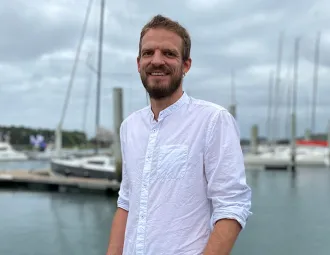 Simon Delvoye travaille à Lorient pour l'entreprise Zéphyr &amp; Borée.