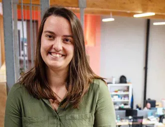 Portrait de Lola Ollivier, ingénieure opération et maintenance, dans les bureaux de son entreprise