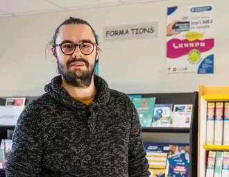 Portrait de Yohan Quéré dans les locaux de la Mission locale du Pays de Cornouaille