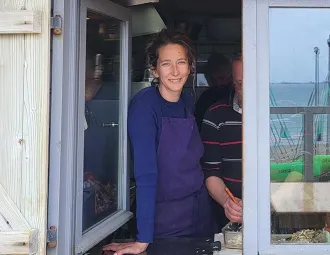 Adéläide Perissel devant son restaurant.