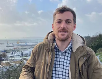 Thibault Marzin devant le port de Brest.