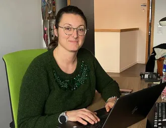 Fanny Honoré à son bureau
