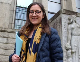 Portrait de Ludivine Le Naventure sur les marches du tribunal