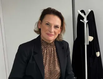 Portrait de Karine Rivoallan à son bureau