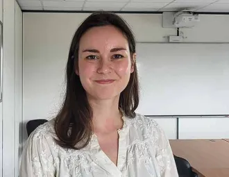 Portrait de Lola Desaize en salle de réunion