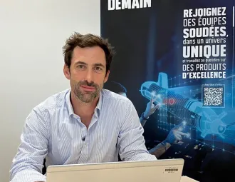 Mathieu dans les bureaux de Naval Group.