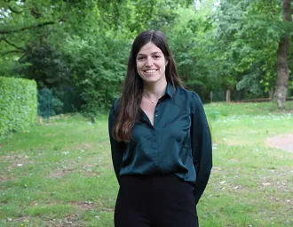 Portrait de Camille Lelandais devant des arbres