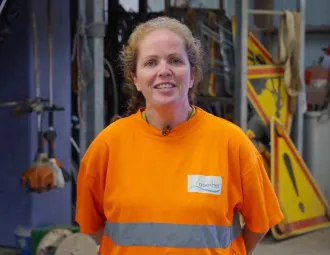 Portrait de Rachel Nolent dans l'atelier qui abrite le matériel