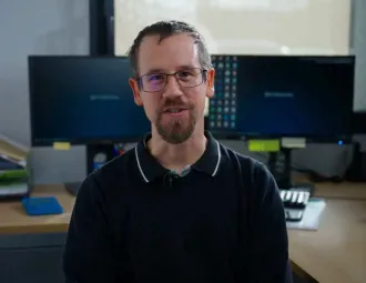 Portrait de Mickaël Ribault dans son bureau