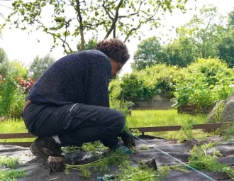 Marie-Florence, stagiaire en Brevet professionnel, réalise des plantations