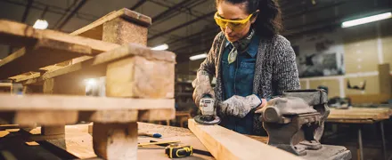 Une élève à un établi de travail