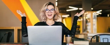 Femme joyeuse face à son écran