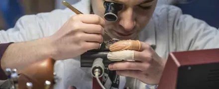 Jeune fille réparant une montre