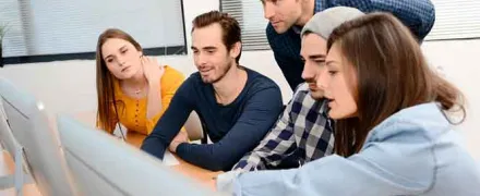 Jeunes devant un écran d'ordinateur