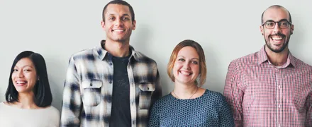 Personnes souriantes et impliquées