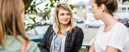 Trois lycéennes discutent ensemble