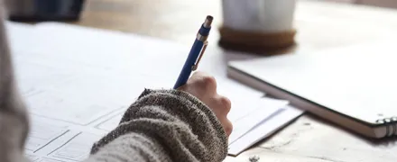 Une personne rédige un document