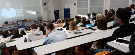 Des étudiants dans un amphi.