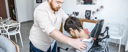 Un accompagnant éducatif et social au domicile d'un patient