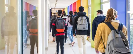 Elèves dans un couloir