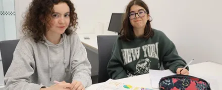 Agathe et Zélie sont scolarisées au lycée Bréquigny.