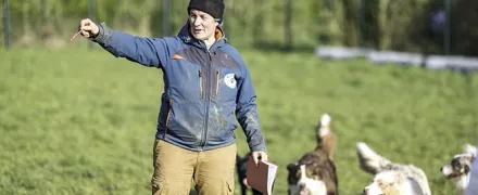 Une éducatrice canine en cours de séance