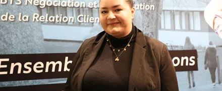 Clara est étudiante en commerce digital.
