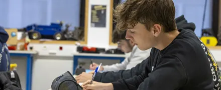 Un élève pendant un cours en classe au lycée Colbert à Lorient (56)
